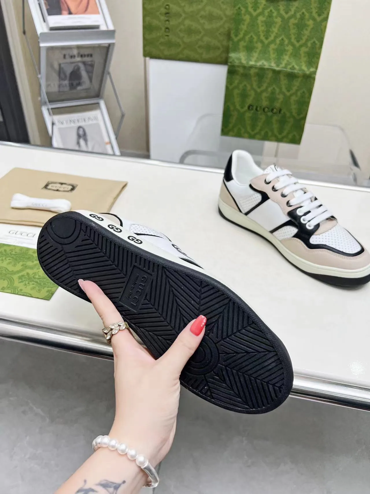 P620 💞💞Gucci G Home’s latest popular sports shoes, couple’s style, casual, retro white shoes 🌸🌸🌸 New popular series. The exquisite and compact interlocking double G logo romantically interprets the aesthetic concept of this series. Made of off-white leather, retro inspiration is cleverly blended into the sneaker design to reinterpret the brand logo. Exquisitely packaged at the delivery counter 🛍📦 ▪️Fabric: Original custom-made imported first-layer cowhide leather ▪️Lining: Original custom-made imported cowhide lining ▪️Outsole: Original molded two-color TPU outsole ▪️Size: Women's 35-40 / Men's 39-45